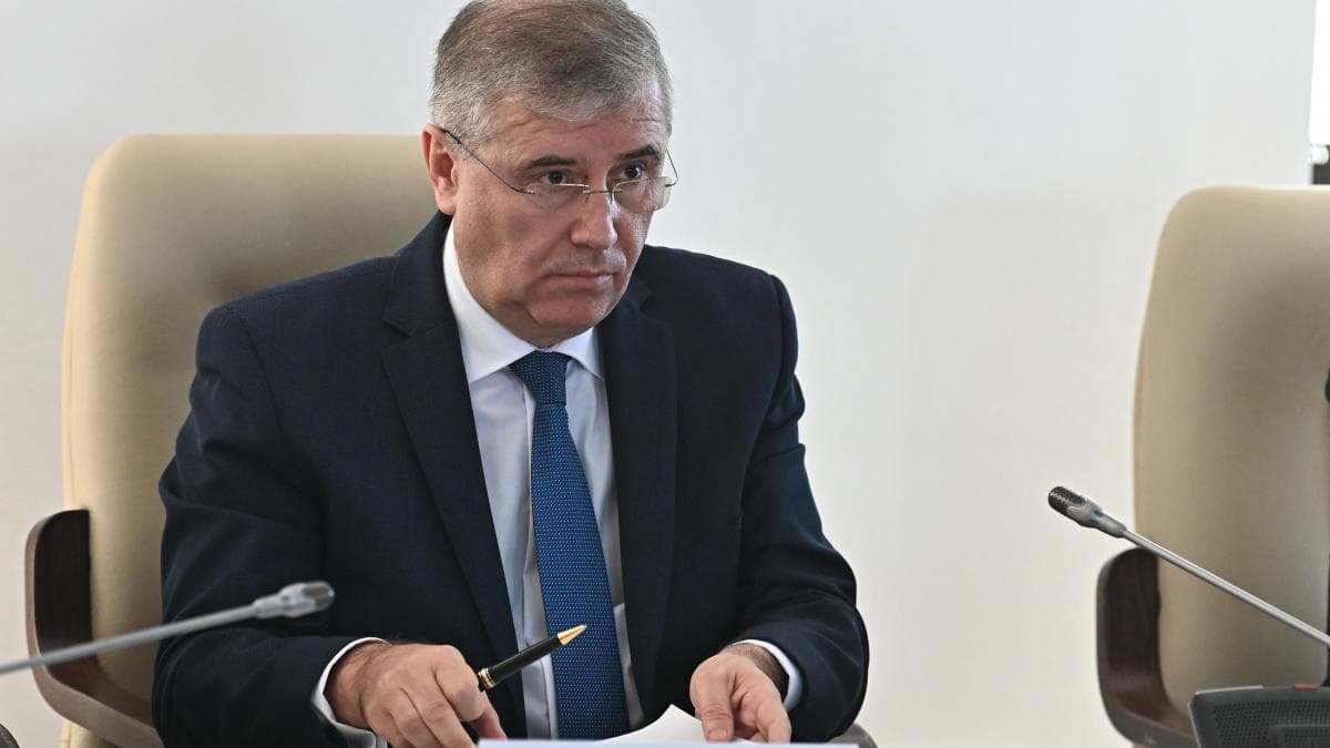 Imagine editorială asociată articolului „Generalul care n-ar mai trebui să păzească democrația”